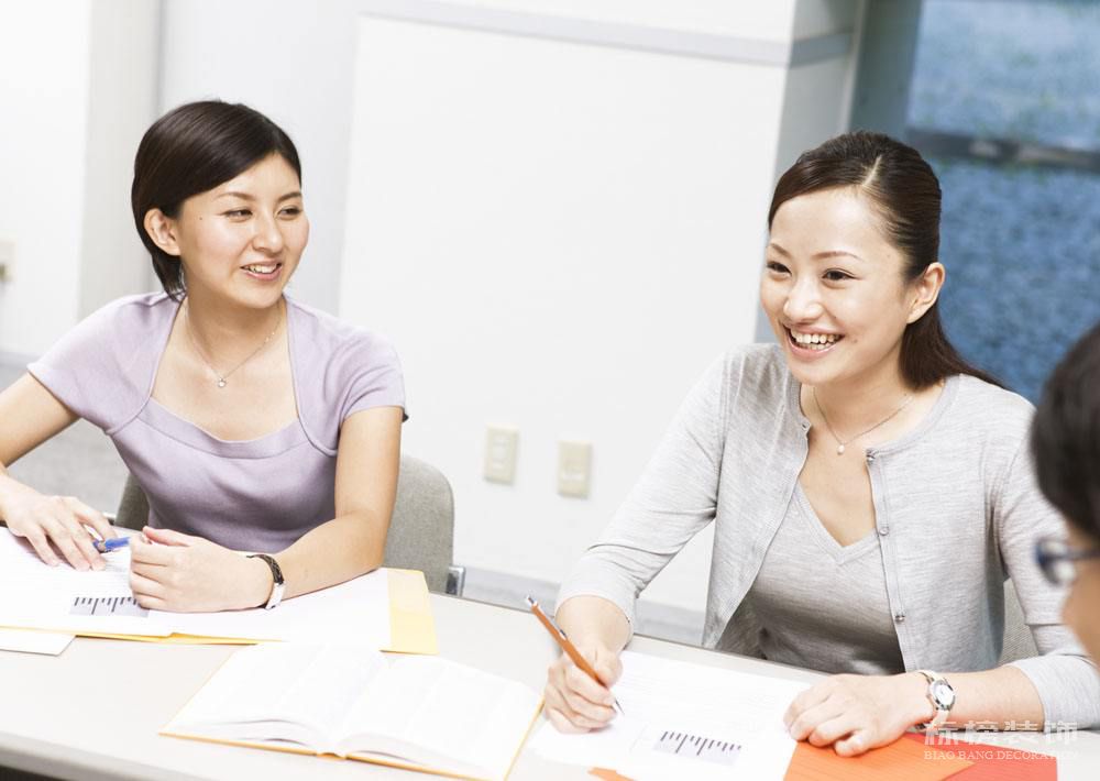 如何预算办公室装修成本？